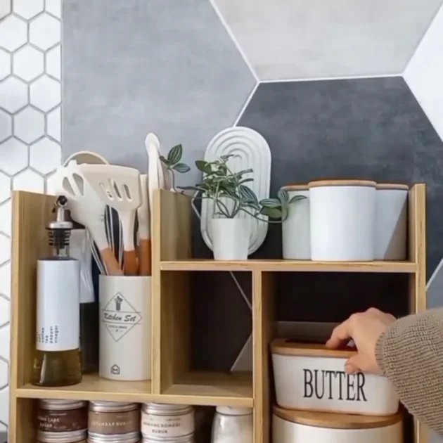 رف خشبي عصري لتنظيم أنيق و لإستخدامات متعددة